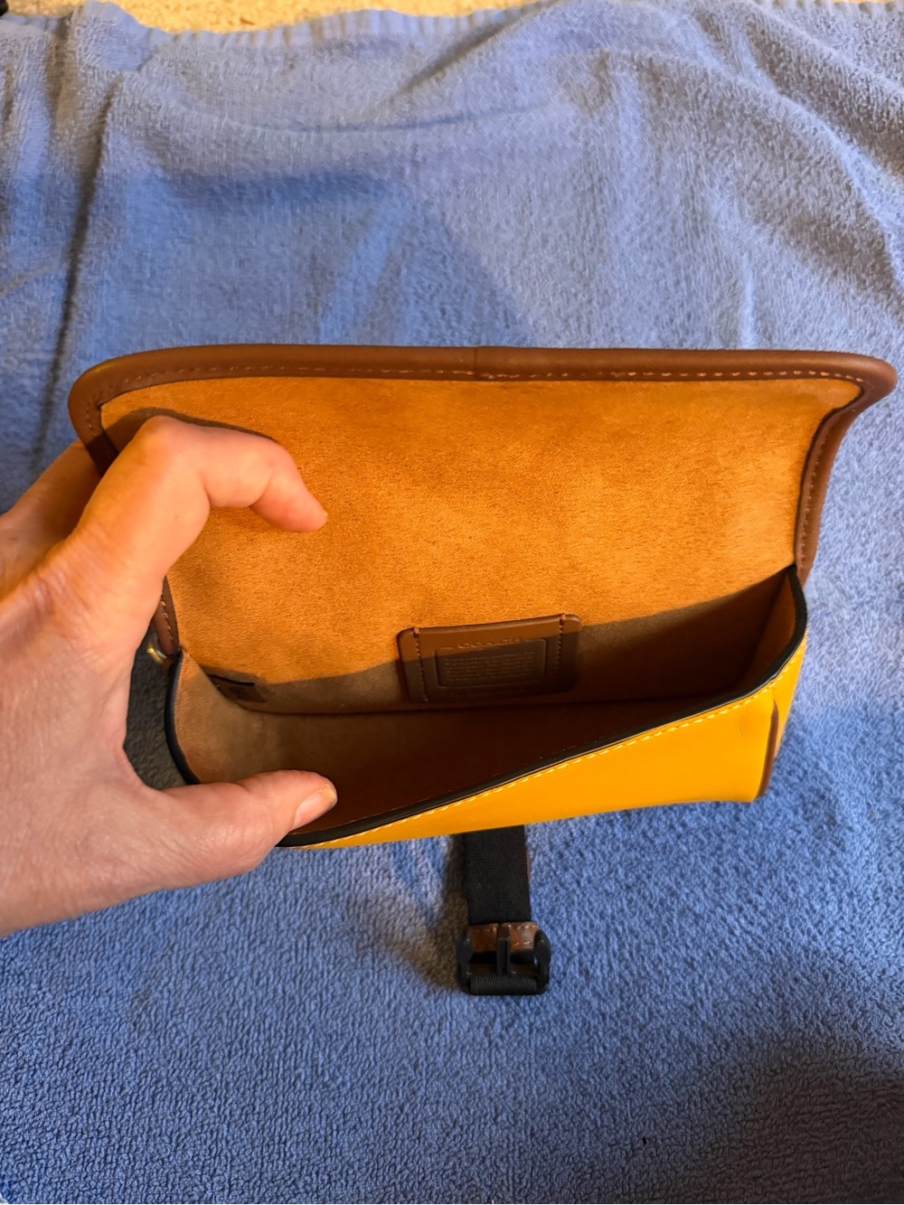 Yellow Coach accessory - Picture 4 of 7
